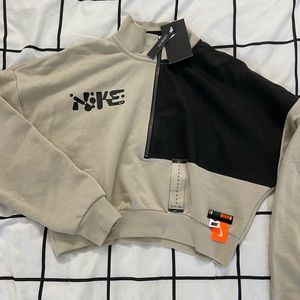 NWT Womens Cropped Nike Half Zip!